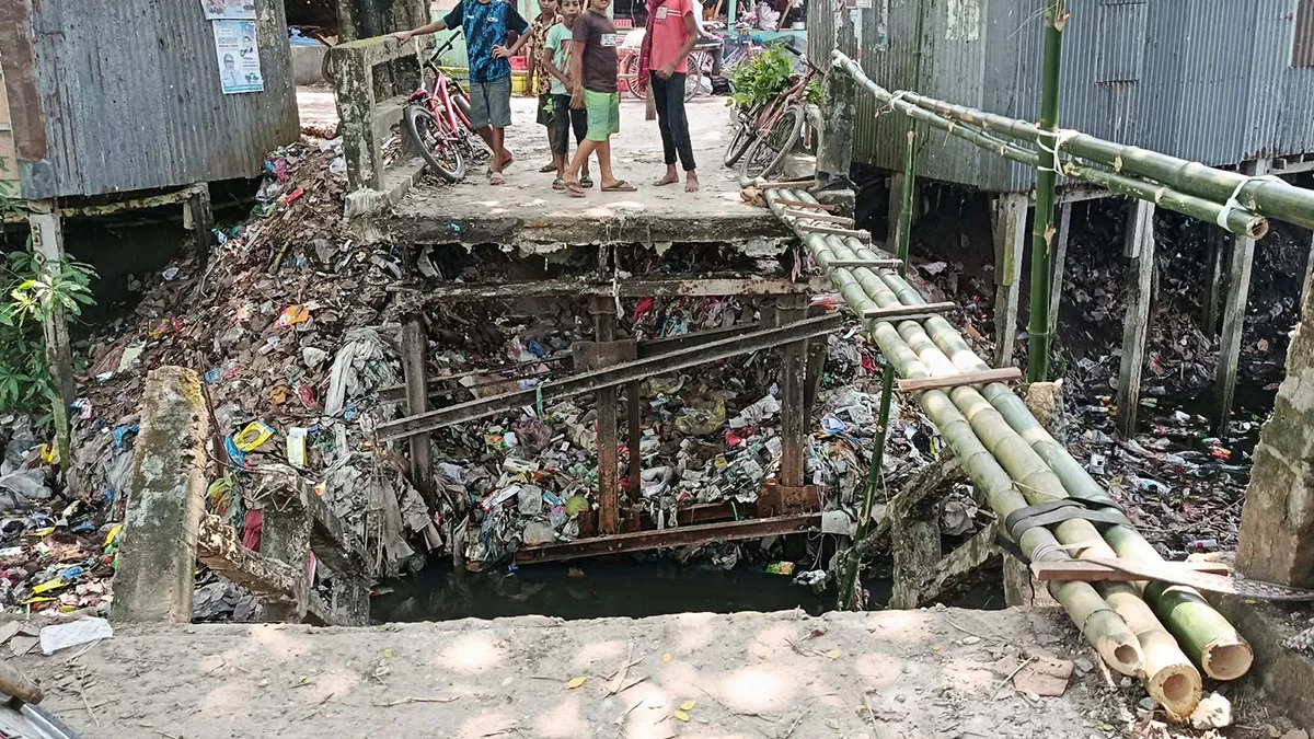 সেতুর একাংশ ভাঙায় ভোগান্তিতে ৬ গ্রামের মানুষ