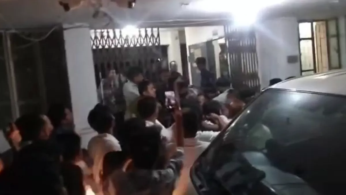 বরিশালে স্লোগান দিয়ে থানায় ঢুকে আসামিকে মারধর