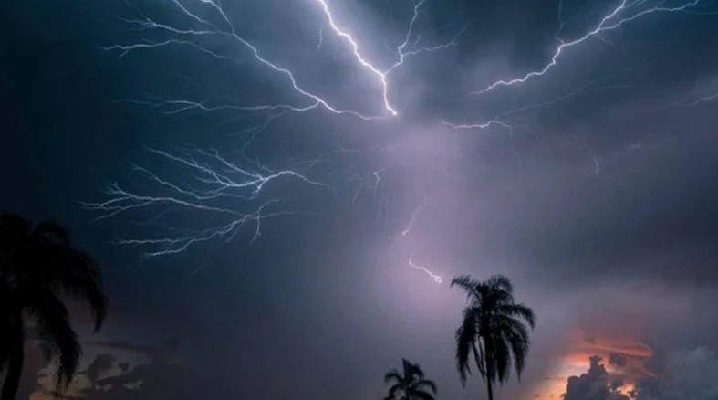 ঝোড়ো হাওয়াসহ বজ্রবৃষ্টির আভাস, নদীবন্দরে সতর্ক সংকেত