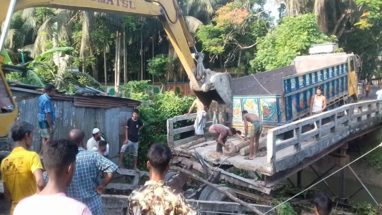 পাথরবোঝাই ট্রাকের চাপে সেতু ধসে খালে, যোগাযোগ বিচ্ছিন্ন