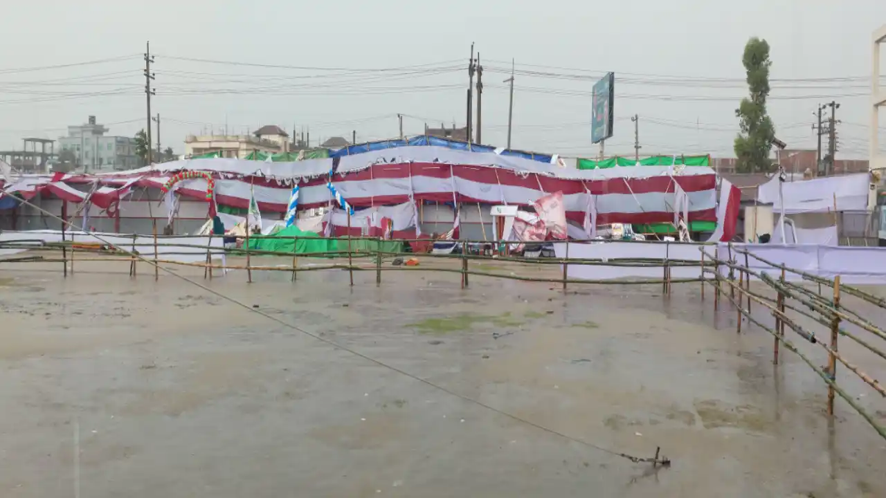 প্রধানমন্ত্রীর উদ্বোধনের আগেই ভেঙে গেল বইমেলার স্টল