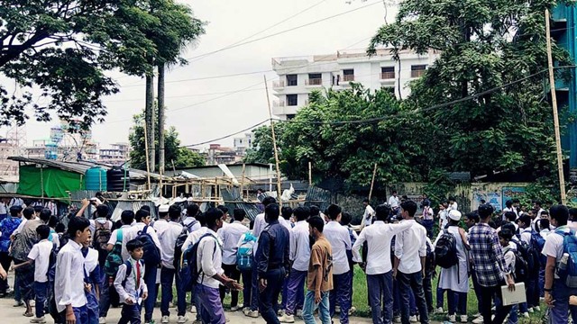 বরিশালে এবার শিক্ষার্থীরা ভেঙে দিল শৌচাগার
