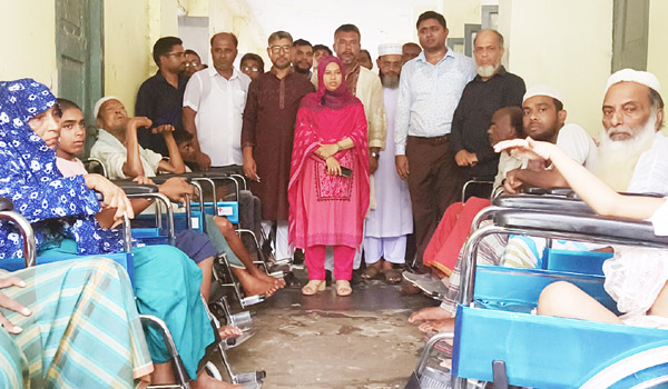 চিতলমারীতে ১২ অসহায় ও দুঃস্থ প্রতিবন্ধীর মাঝে বিনামূল্যে হুইল চেয়ার বিতরণ