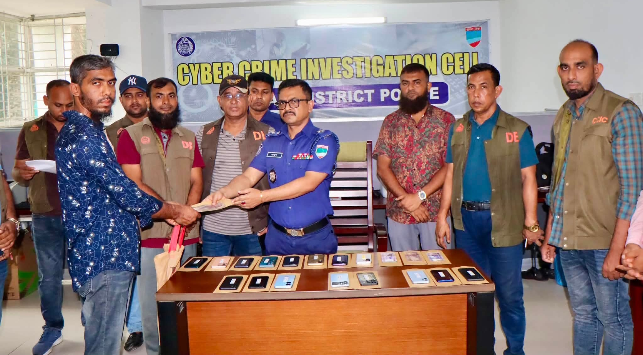 নড়াইলে মোবাইল ও নগদ টাকা উদ্ধার হস্তান্তর করেন এসপি আল মামুন শিকদার