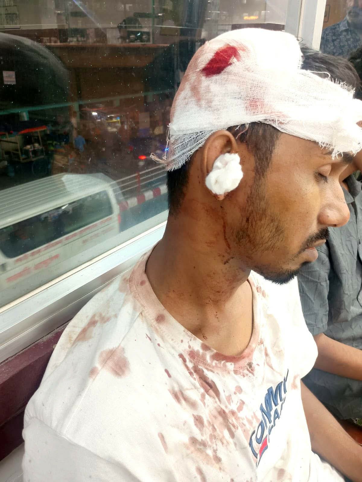 গৌরনদীতে দুপুরে হুমকি, বিকেলে হত্যার উদ্দেশ্যে হামলা মৃত ভেবে ফেলে রাখা হয় আরিফকে