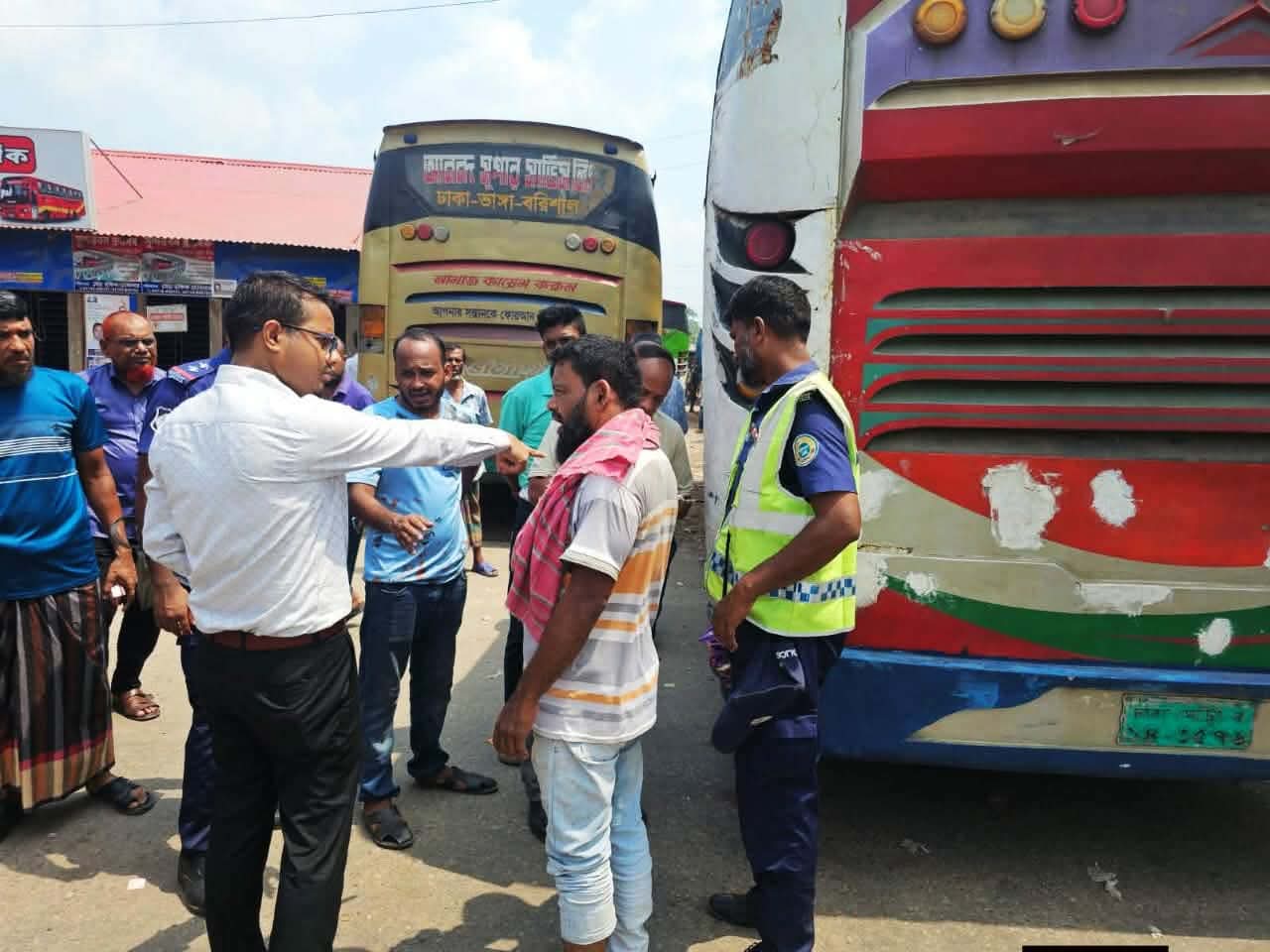 গৌরনাদীতে যত্রতত্র পার্কিং, অবৈধ স্থাপনা অপসারণ ও মাদক প্রতিরোধে অভিযান