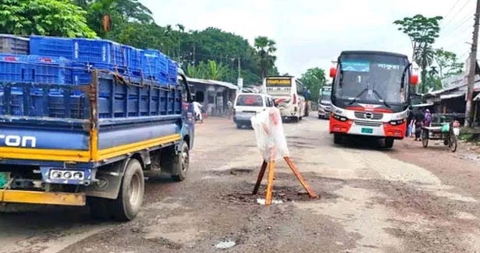 বরিশাল-ঢাকা মহাসড়কে ব্যাপক খানাখন্দ