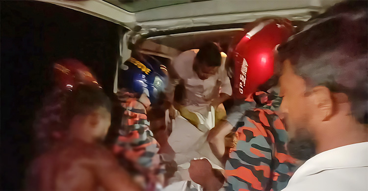 বরগুনায় বাসের ধাক্কায় প্রাণ গেলো শ্যালক-ভগ্নিপতির