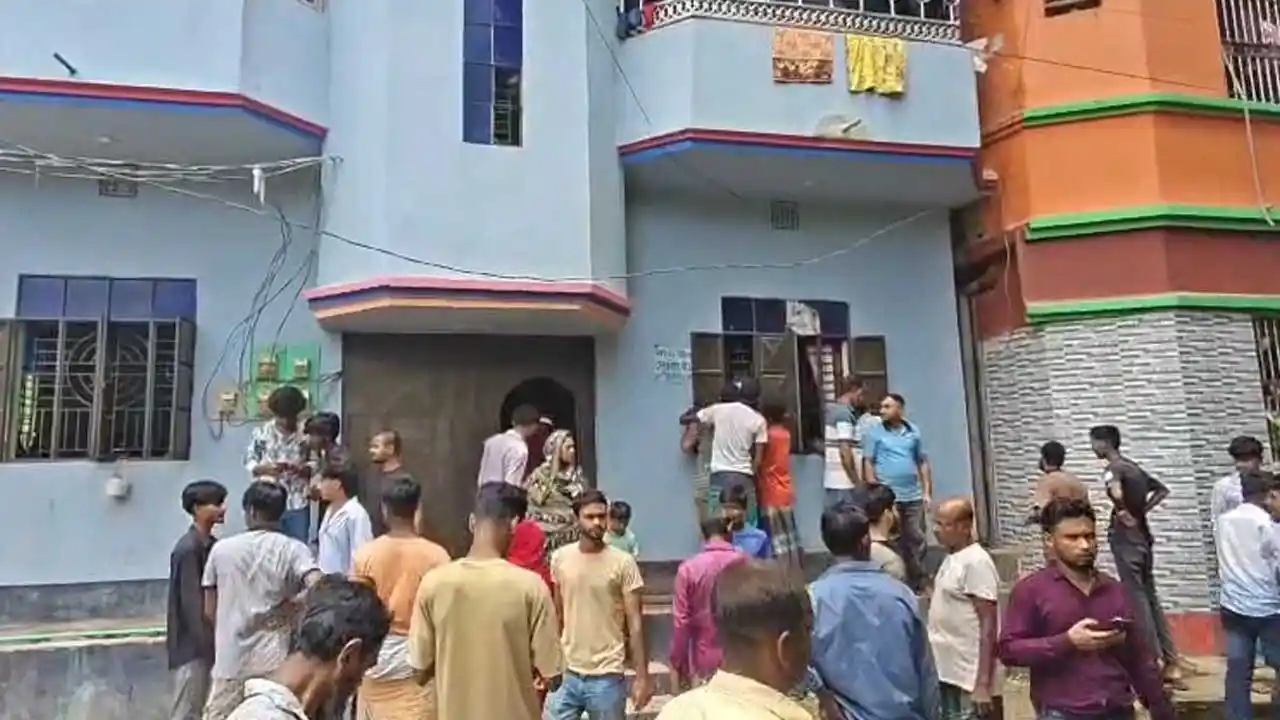 একই পরিবারের ৩ জনকে গলা কেটে হত্যা