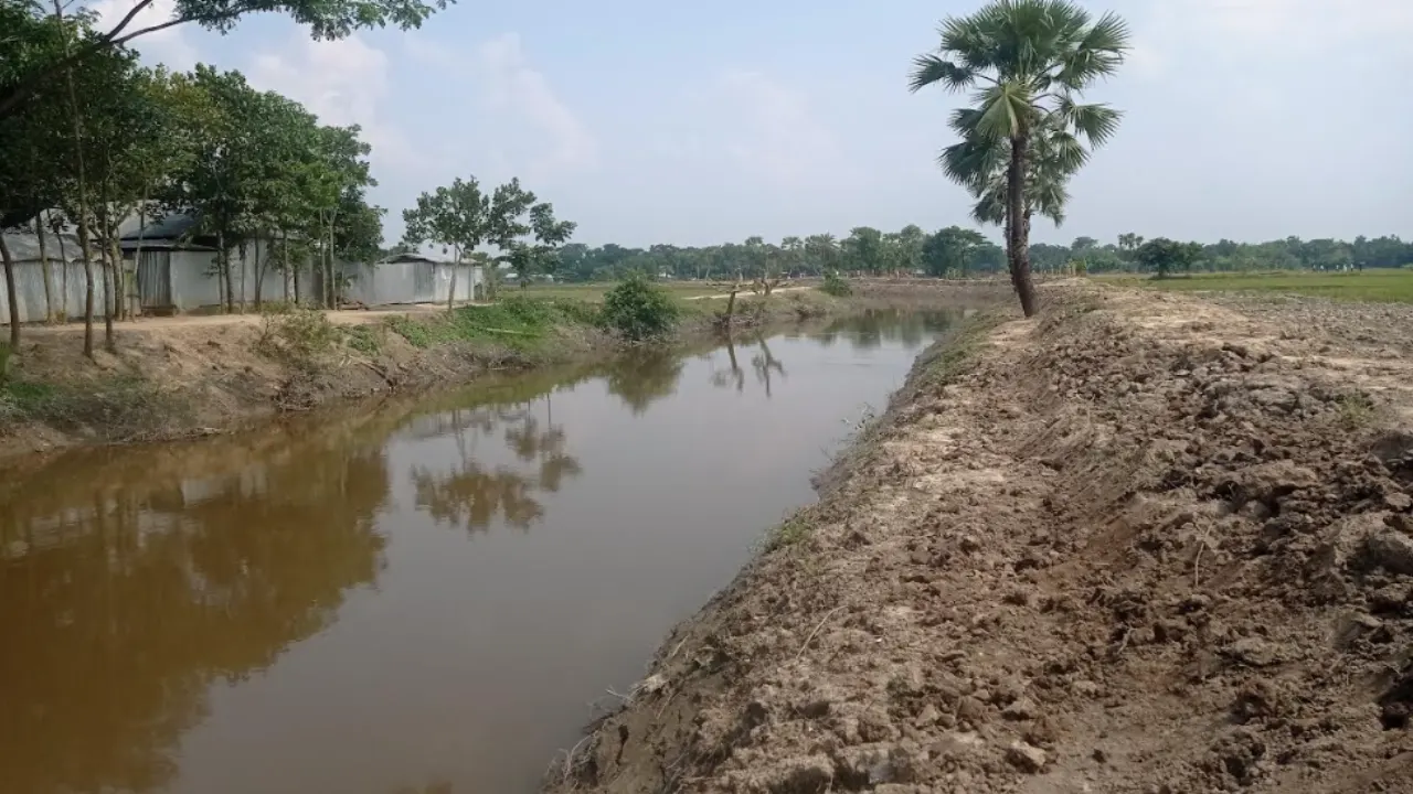 সরকারি খাল খনন প্রকল্পে অনিয়মের অভিযোগ