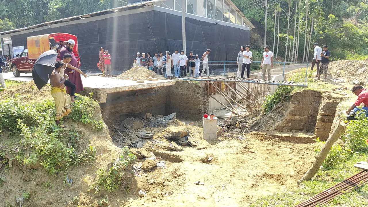 মাটি চাপায় দুই শ্রমিক নিহত