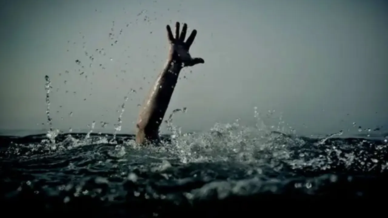 ছোট বোনকে বাঁচাতে গিয়ে তলিয়ে গেল বড় বোন