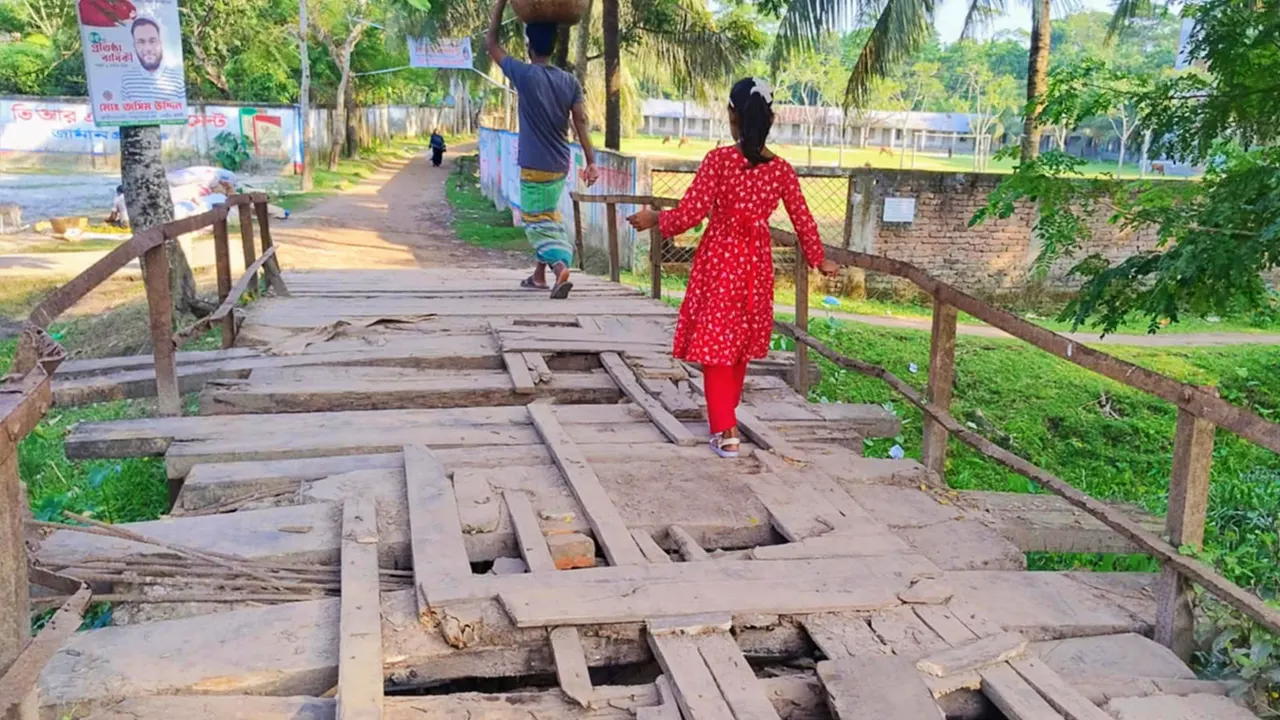 চার বছরেও শেষ হয়নি সড়কের কাজ, দুর্ভোগে এলাকাবাসী