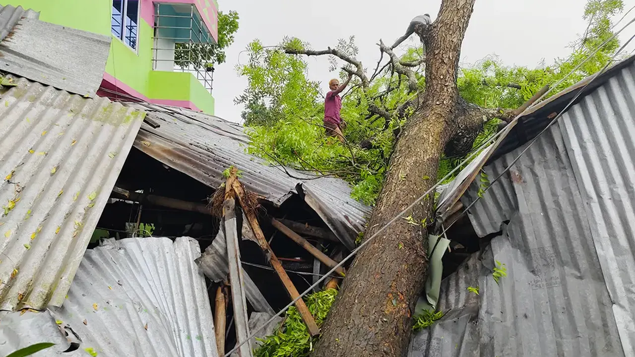 ঝড়ে লন্ডভন্ড ৩ গ্রাম