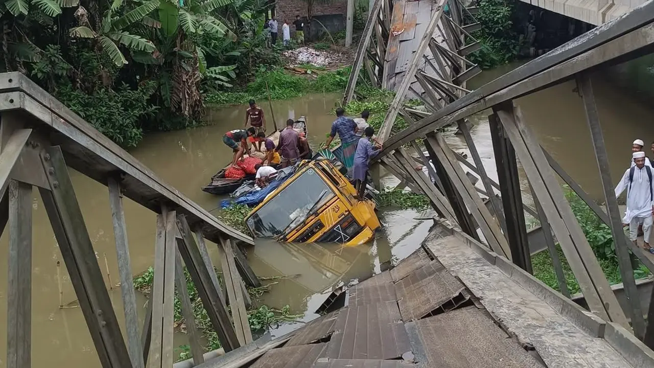 বেইলি ব্রিজ ভেঙে ঢাকা-মঠবাড়িয়া-পাথরঘাটা যান চলাচল বন্ধ
