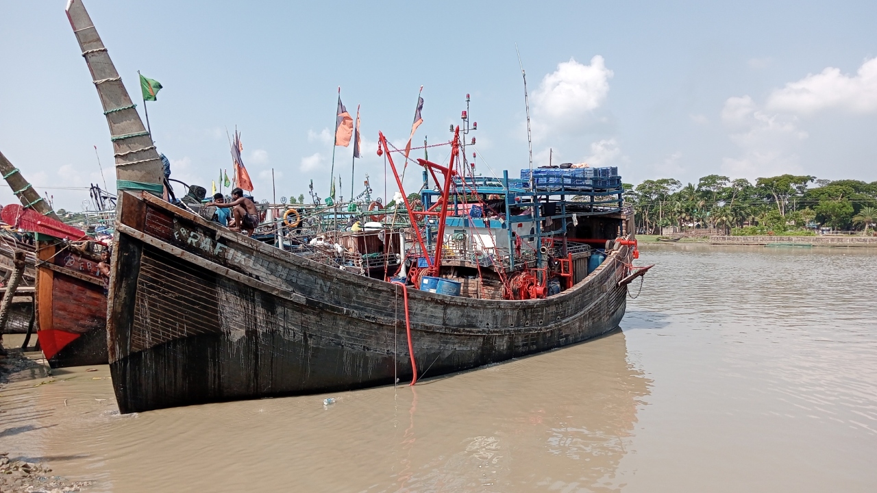 মধ্যরাতে শেষ হচ্ছে নিষেধাজ্ঞা, ইলিশ শিকারে প্রস্তুত জেলেরা