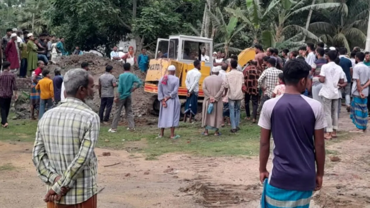 বেড়িবাঁধকে কেন্দ্র করে দুই গ্রামের সংঘর্ষ, আহত ২০