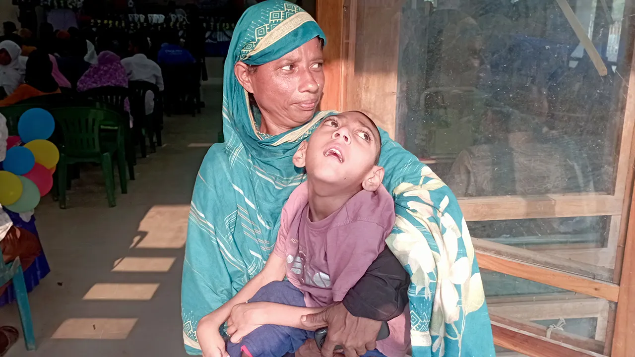আয়াতের পৃথিবীটা একটি হুইলচেয়ারের অপেক্ষায়
