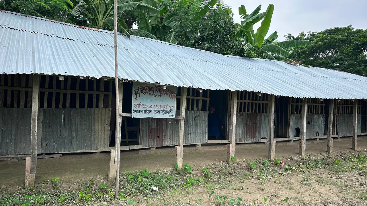 ৫ শিক্ষার্থীর জন্য ১৭ শিক্ষক-কর্মচারী