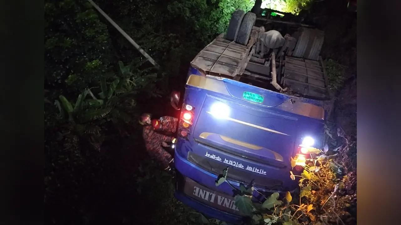 বরিশালে ৩০ যাত্রী নিয়ে খাদে পড়ল বাস