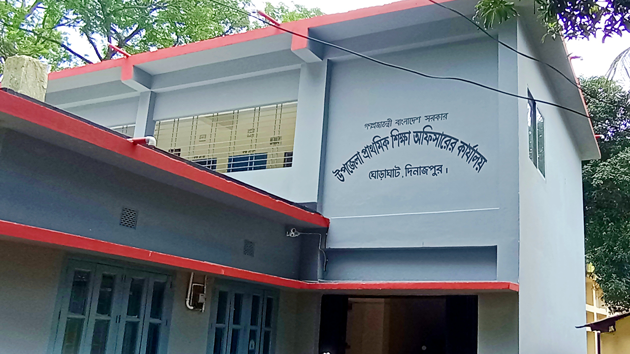 এক কর্মকর্তার কাঁধে ৬৭ স্কুল