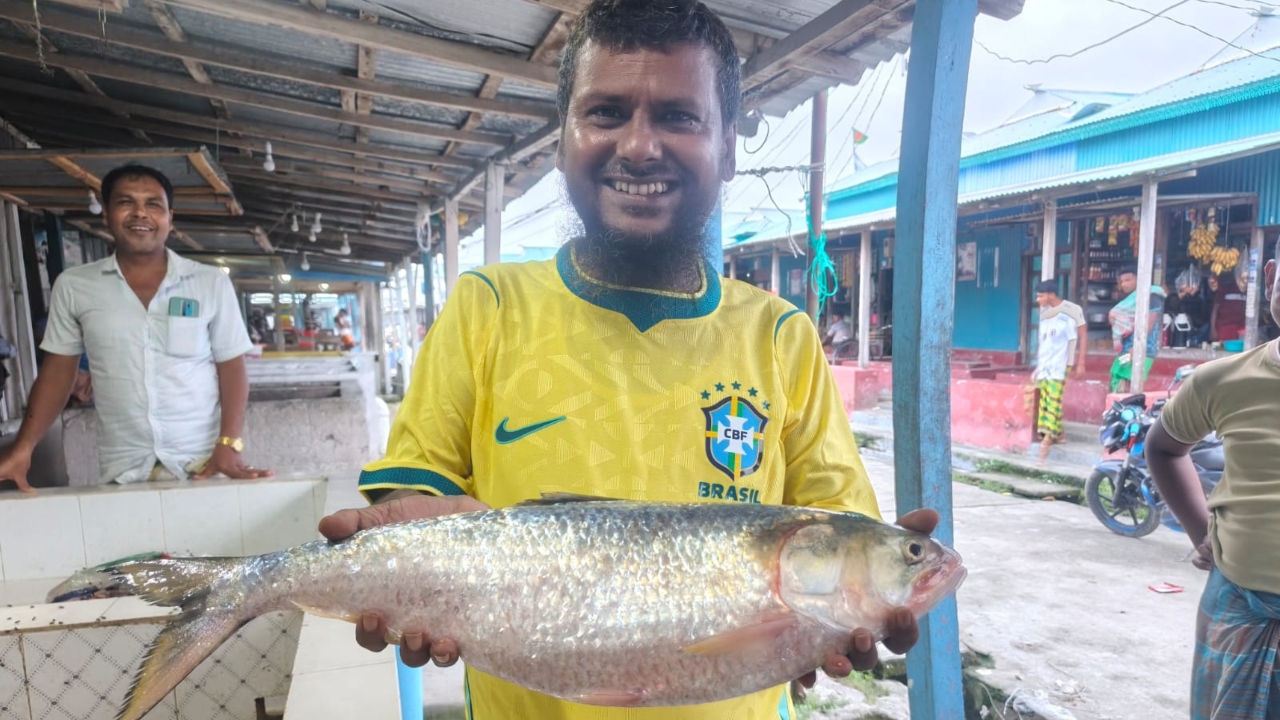 এক ইলিশের দাম ৯ হাজার টাকা