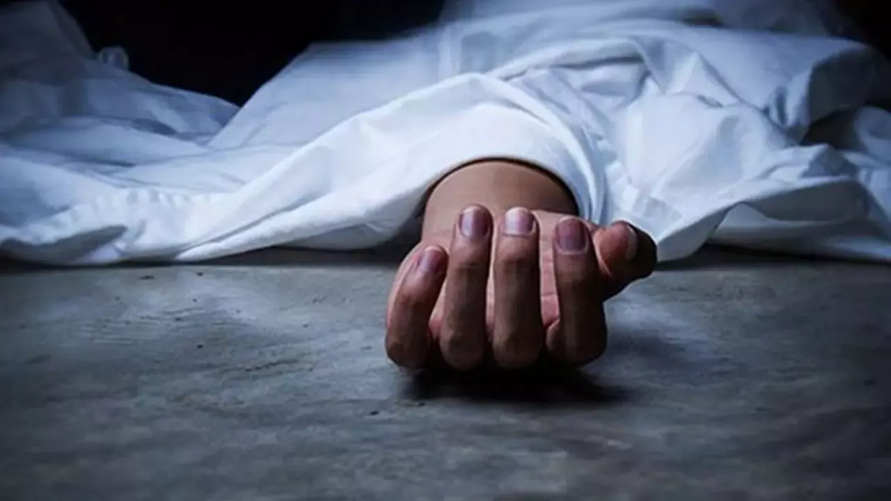 ঘুমন্ত স্বামীকে বিশেষ কায়দায় হত্যার পর মাটিচাপা দেন স্ত্রী