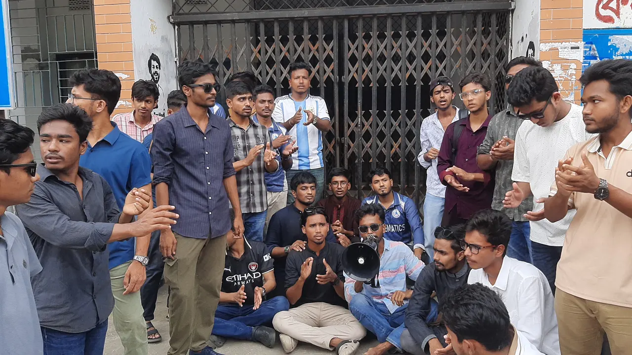 শিক্ষার্থীর ওপর হামলার প্রতিবাদে সড়ক অবরোধ