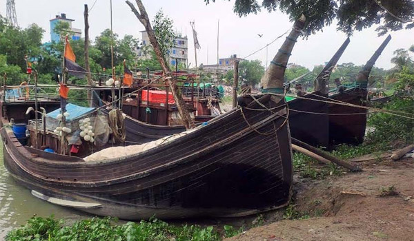 বৈরী আবহাওয়া ও বন-জলদস্যুর ভয়ে উৎকণ্ঠায় উপকূলের হাজারো জেলে-মহাজন