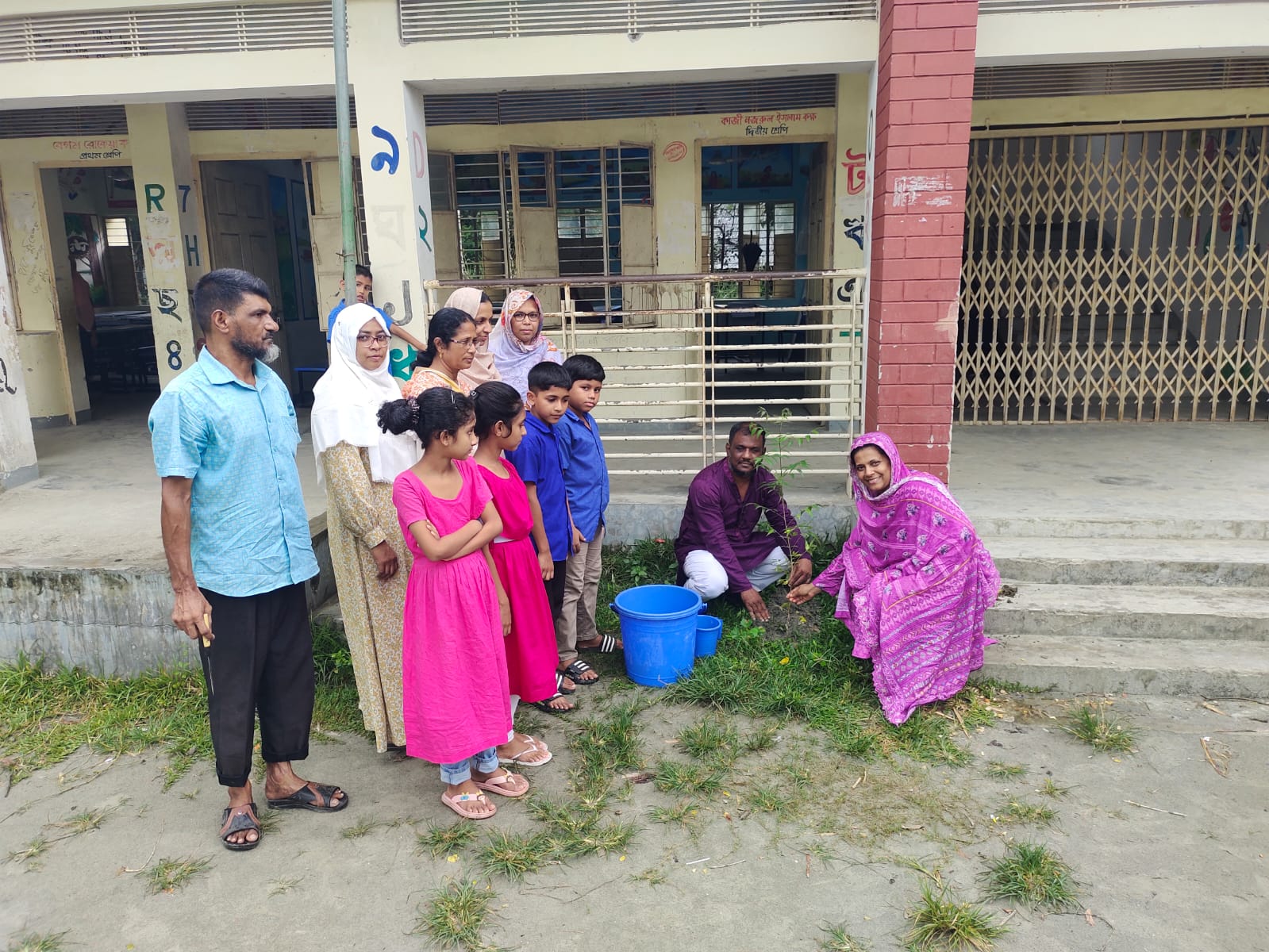 বরিশালের নয়ানী আজাদ সরকারি প্রাথমিক বিদ্যালয়ে তিন প্রজাতির গাছের চারা রোপণ