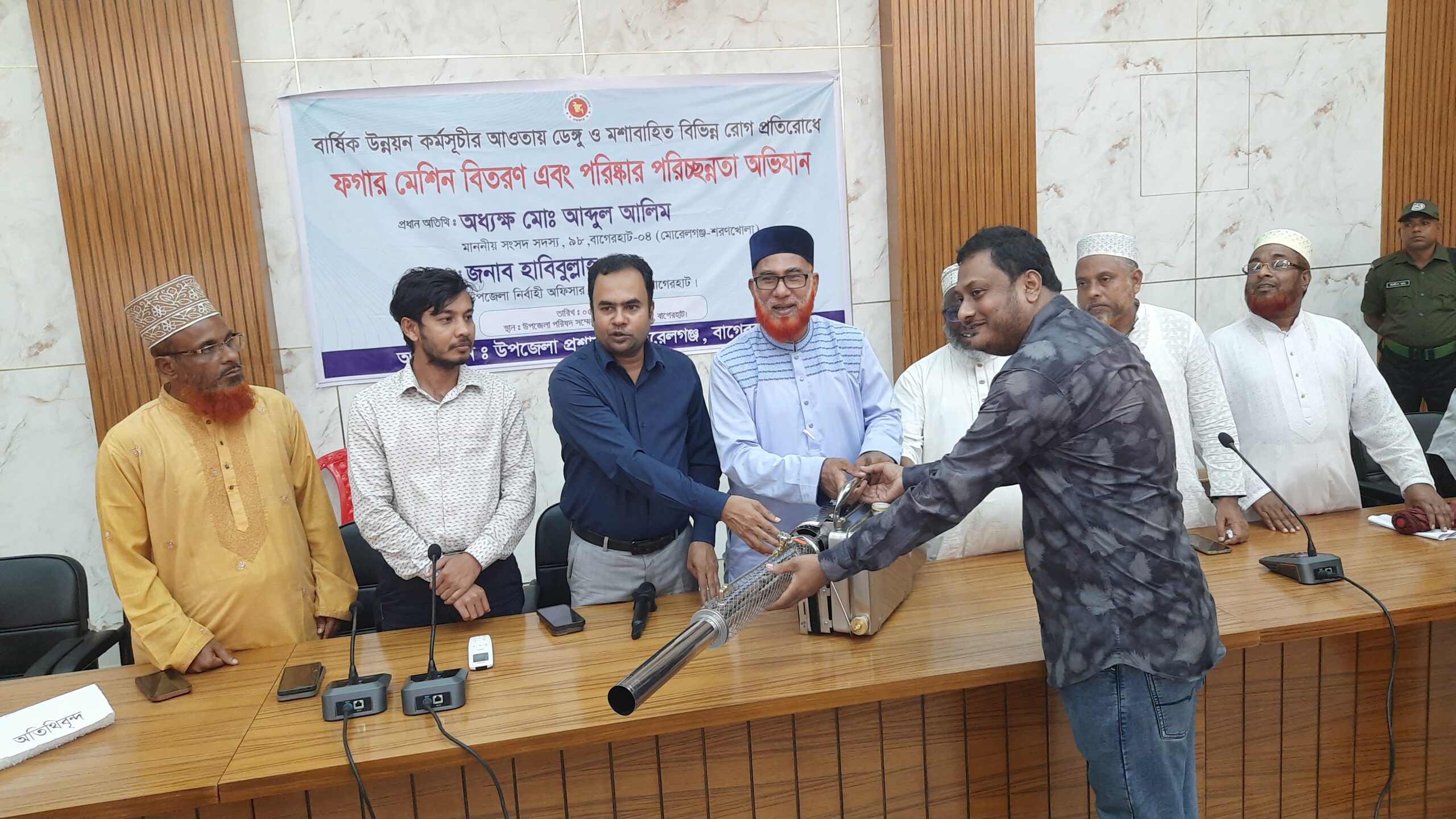 ডেঙ্গু প্রতিরোধে মোরেলগঞ্জে ১৭টি ফগার মেশিন বিতরণ