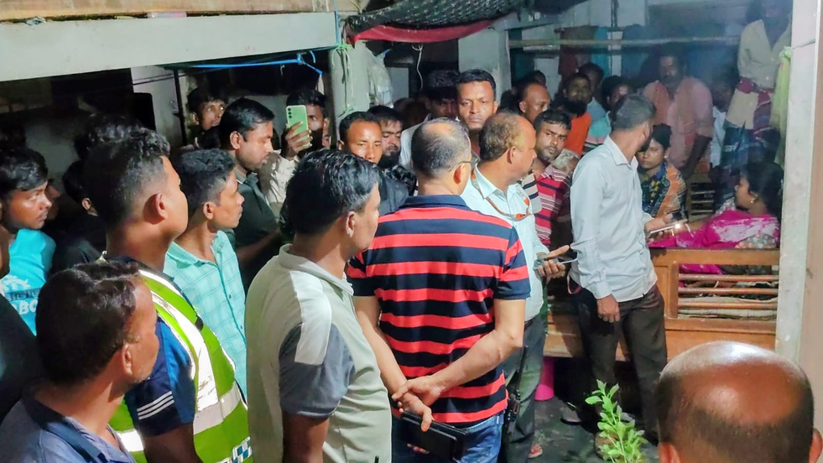 পার্বতীপুরে মা-মেয়ের ঝুলন্ত লাশ উদ্ধার