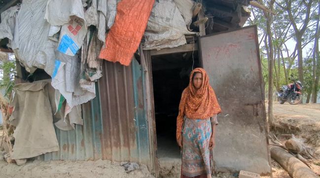 জরাজীর্ণ ঝুপড়ি ঘরে মানবেতর জীবনযাপন বিউটি বেগমের