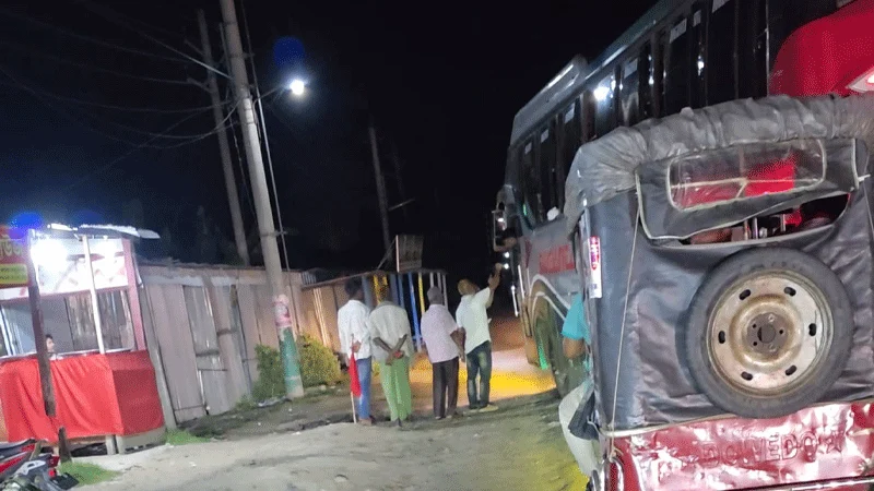 মহাসড়কে বাস থামিয়ে চাঁদা আদায়, আটক ৪