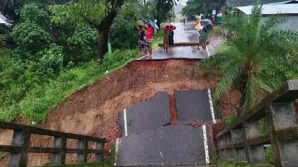 সেতু ধসে পড়ে বান্দরবান-রাঙ্গামাটি সড়ক যোগাযোগ বিচ্ছিন্ন
