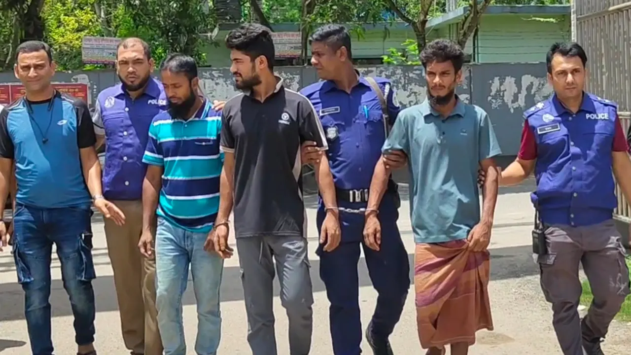 বিদেশি অস্ত্র ও ম্যাগাজিনসহ গ্রেপ্তার ৩