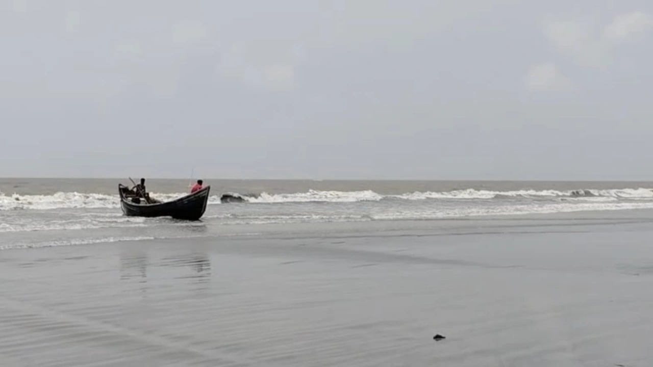 পায়রায় ৩ নম্বর সতর্কতা সংকেত
