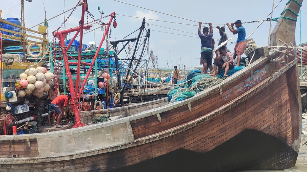 বঙ্গোপসাগরে ট্রলিং সিন্ডিকেটের দৌরাত্ম্য