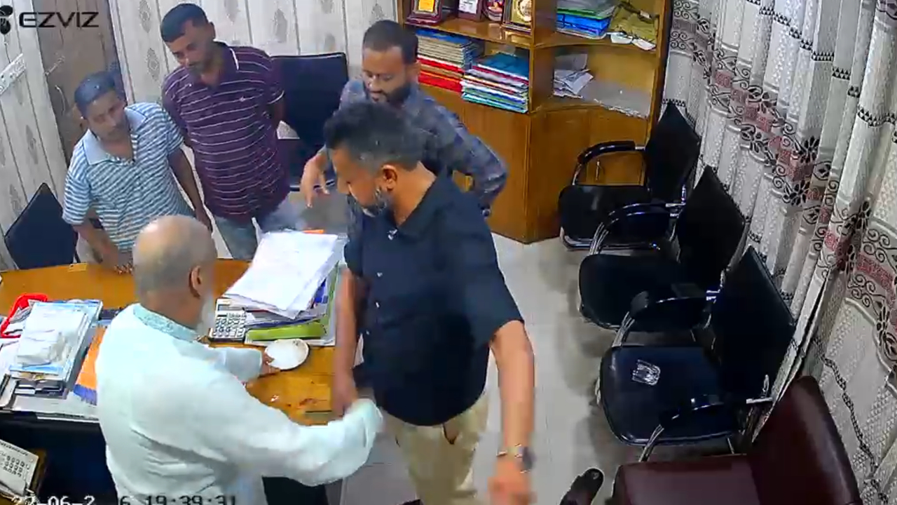 হাউজিংয়ের এমডিকে মারধর করে চেক ও স্ট্যাম্পে সই, ভিডিও ভাইরাল