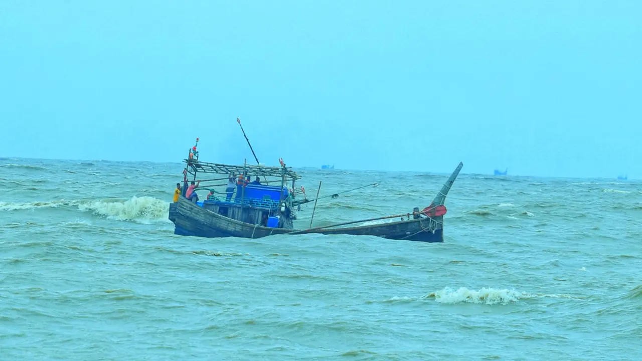 বৈরী আবহাওয়ায় সাগরে ট্রলার ডুবে ৬ জেলে নিখোঁজ