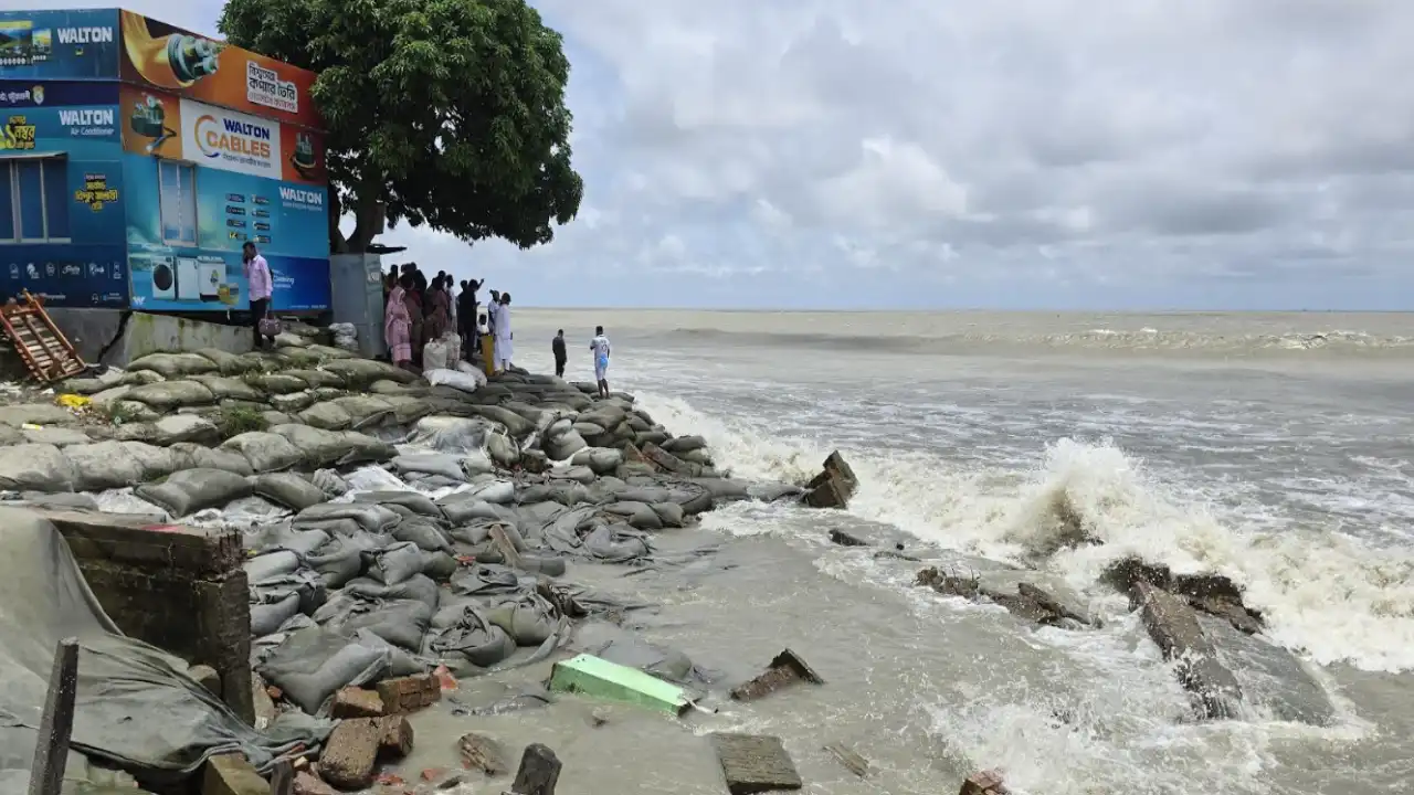 ভাঙনের মুখে কুয়াকাটা সৈকত, ঝুঁকিতে মসজিদ-মন্দির