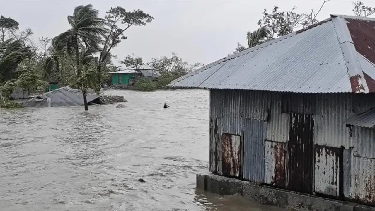 স্লুইসগেট অকেজো, টানা বর্ষণে পানির নিচে মনপুরা
