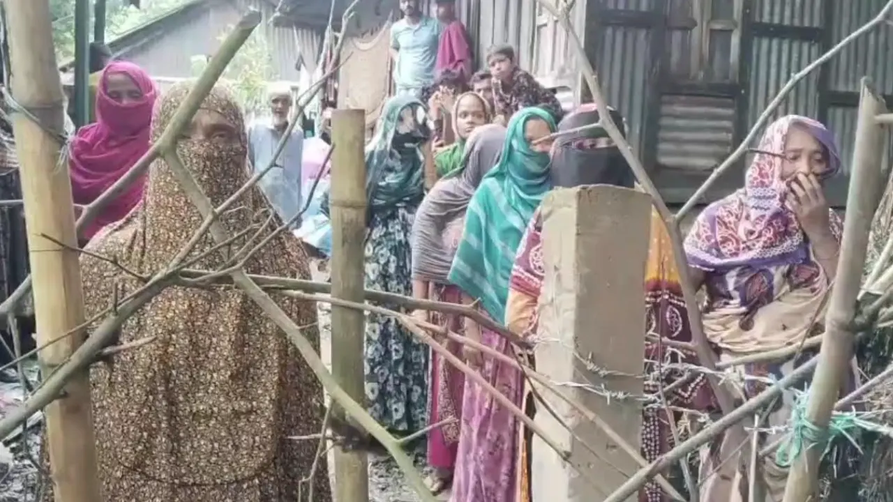 কাঁটাতারের বেড়ার ভিতরে বন্দি ১৭ পরিবার