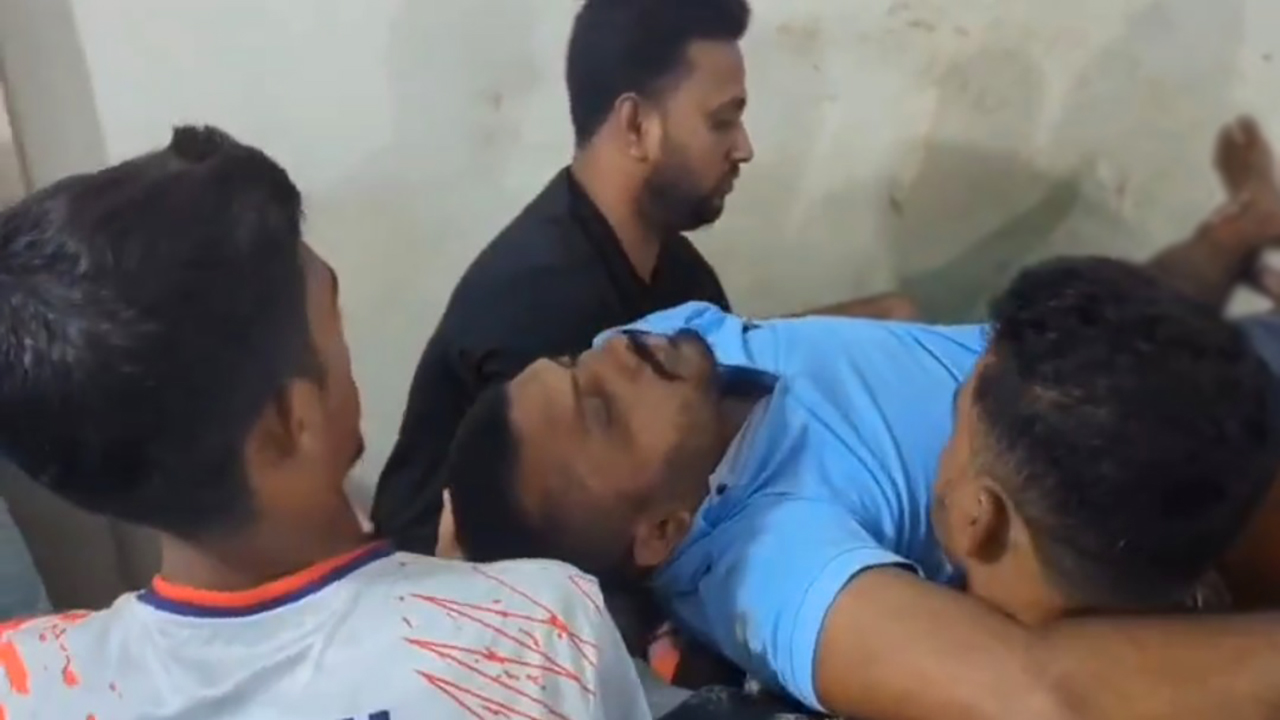 সংবাদ প্রকাশের জেরে সাংবাদিককে হাতুড়িপেটা করল সন্ত্রাসীরা