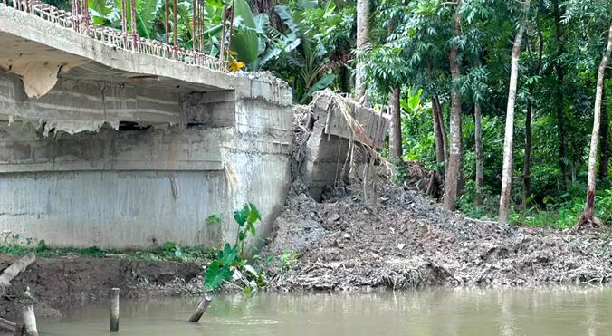 হস্তান্তরের আগেই কোটি টাকার সেতুর উইং ওয়ালে ধস