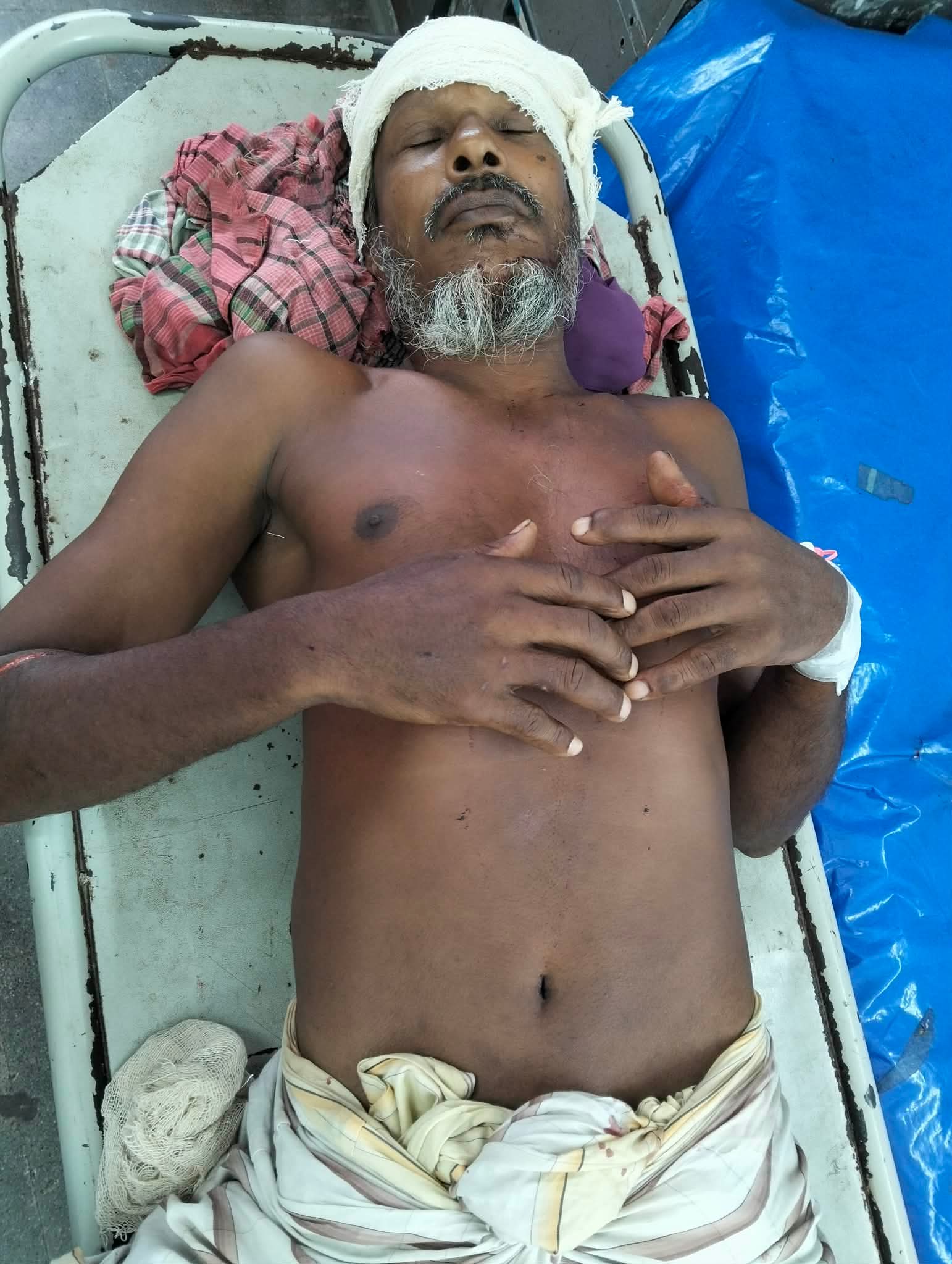 ঝালকাঠিতে জমি বন্ধক নেওয়াকে কেন্দ্র করে কৃষককে কুপিয়ে জখমের অভিযোগ