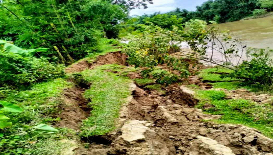 কমছে ধলাই নদীর পানি, ভাঙন আতঙ্কে এলাকাবাসী