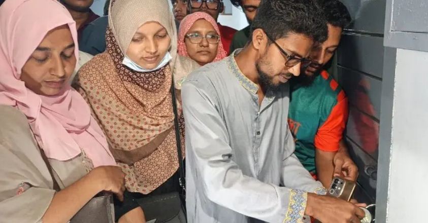 বরিশাল সিভিল সার্জনের অপসারণ দাবিতে কক্ষে তালা