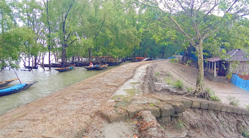 এক যুগেও সংস্কার হয়নি কয়রার নদী রক্ষা বেড়িবাঁধ