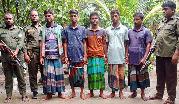 নিষেধাজ্ঞা ভেঙেও সুন্দরবনে মাছ শিকার থামছে না